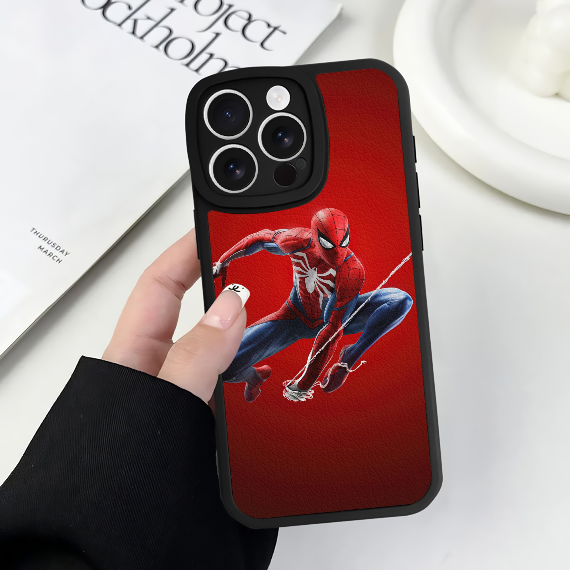 Spider Man スパイダーマン 【iPhone 16シリーズ対応】シリコンスマホケース（レザー調） 材質：シリコン